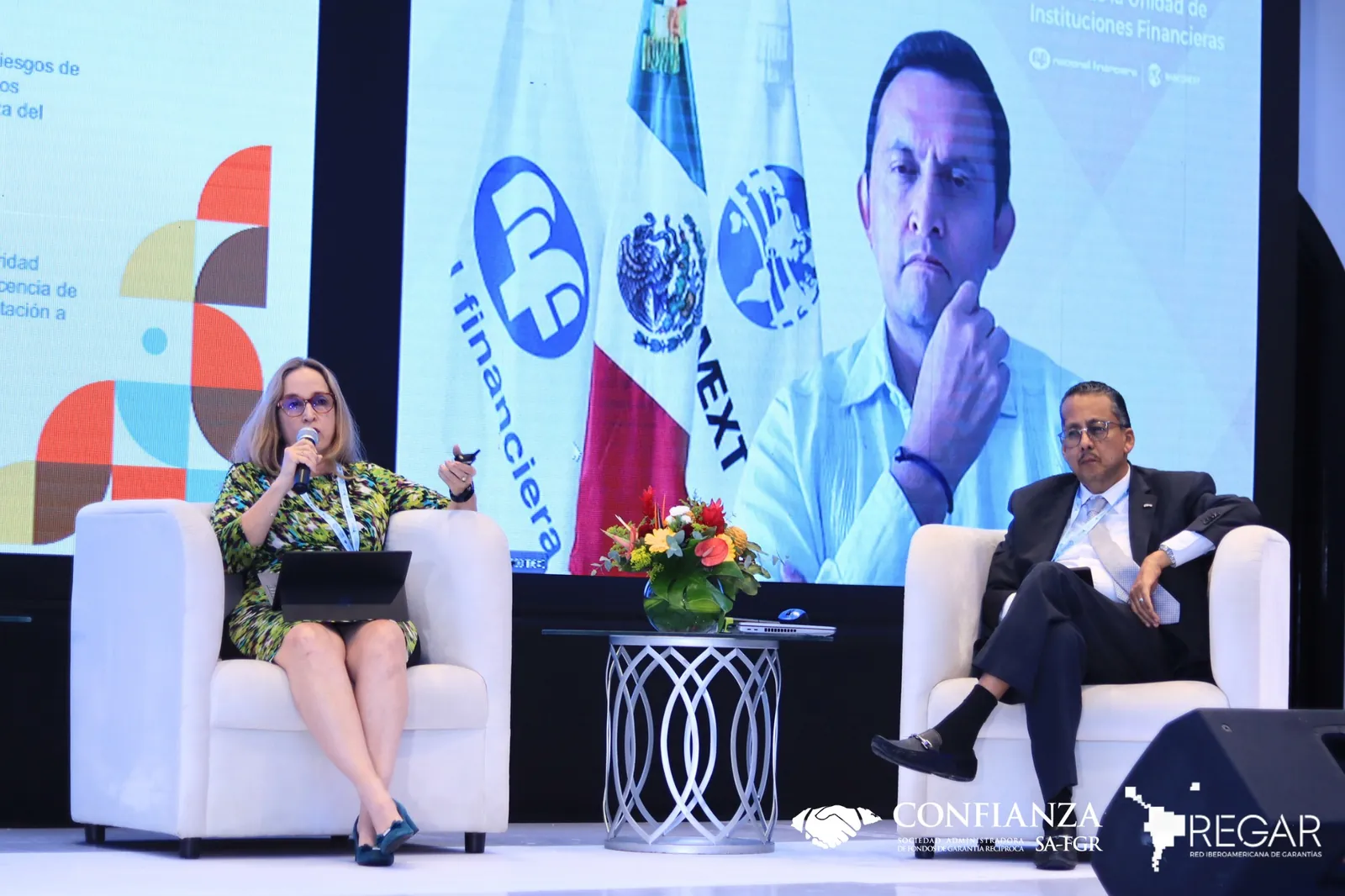 Panel de conferencistas en congreso