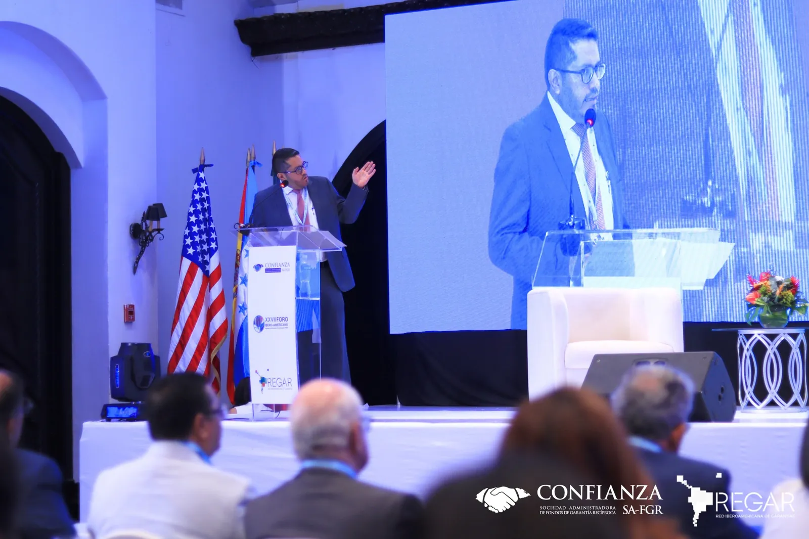 Conferencista en podio