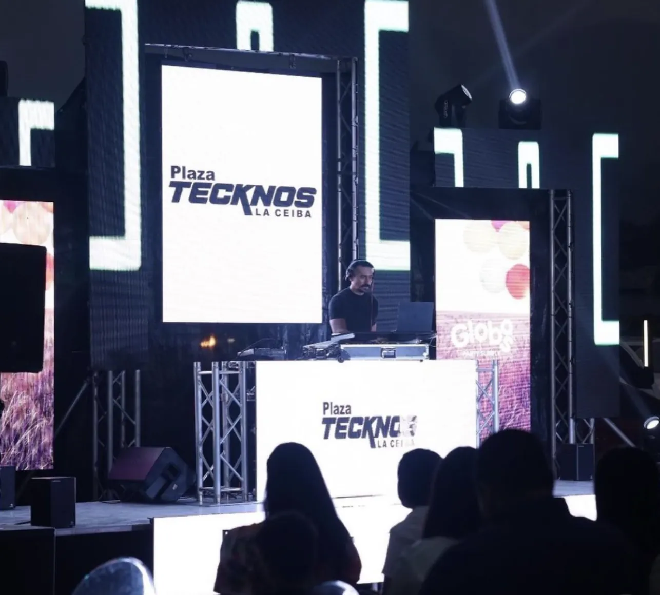 Escenario Plaza Tecknos