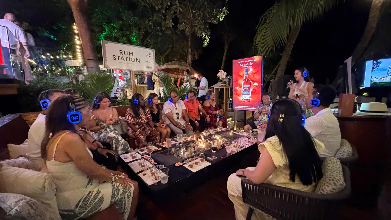 Experiencia sensorial Rum Station con audífonos